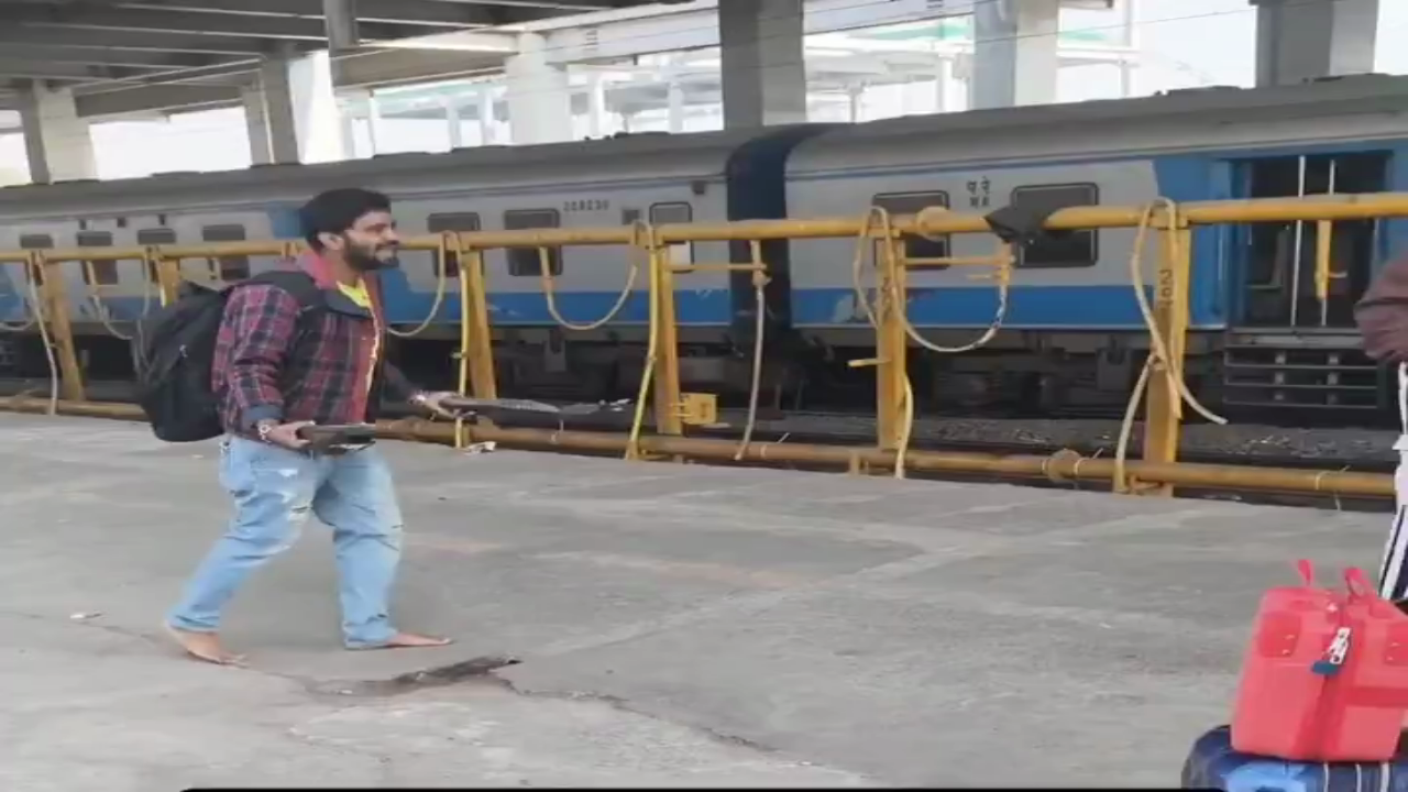 पत्नी ने अपमान किया मारने की धमकी..🚨
तो पति खुद को चप्पल मारने लगा...🥹

1.👉“जब पत्नी के शब्दों ने पति को इस हद तक 
तोड़ दिया कि वह खुद को ही मारने लगा…”
2.👉“रेलवे स्टेशन पर तमाशा नहीं,एक टूटे हुए
इंसान की चीख है ये…”
3.👉“ये गुस्सा नहीं,अपमान से टूटा हुआ आत्मसम्मान है”
4.👉“मर्द रोता नहीं कहा जाता है,लेकिन आज 
ये मर्द खुद को सज़ा दे रहा है”
5.👉“जब रिश्ता बोझ बन जाए और इंसान खुद से हार
जाए”
6.👉“बीच स्टेशन,भीड़ के सामने,एक पति पूरी तरह टूट
चुका है”
रेलवे स्टेशन पर पति-पत्नी का झगड़ा,लेकिन ये सिर्फ झगड़ा नहीं है,पति की आंखों में थकान,चेहरे पर बेबसी
और शब्दों में टूटा हुआ आत्मसम्मान साफ दिख रहा है,
पत्नी के अपमान से इतना आहत कि पति चप्पल उतारकर खुद को मारने लगता है और कहता है,
“अब मुझसे नहीं होगा,मार लो मुझे…”

ये वीडियो बताता है कि रिश्तों में लगातार तिरस्कार और मानसिक दबाव किसी इंसान को किस हद तक तोड़ सकता है,घरेलू हिंसा सिर्फ मार-पीट नहीं होती, मानसिक अपमान भी उतना ही खतरनाक होता है..
मर्द हो या औरत,सम्मान के बिना कोई भी रिश्ता जिंदा नहीं रह सकता,, #MentalAbuse #DomesticViolence #MenToo
#RespectInRelationship #SocialReality #BrokenInside