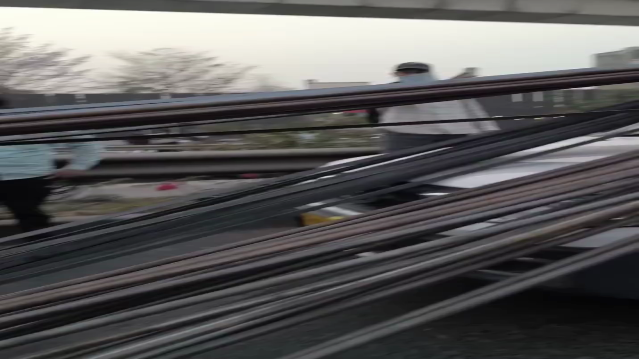 Terrifying Near-Death Incident in Maharashtra: Iron Rods Recklessly Transported on Pickup Van Pierce Maruti Ertiga After Sudden Braking, Exposing Shocking Traffic Rule Violations and Lax Enforcement in Indian Cities | #Maharashtra #RoadSafety #TrafficViolations #NearMiss #PublicSafety #Negligence #EnforcementFailure #IndiaRoads #fondpeace