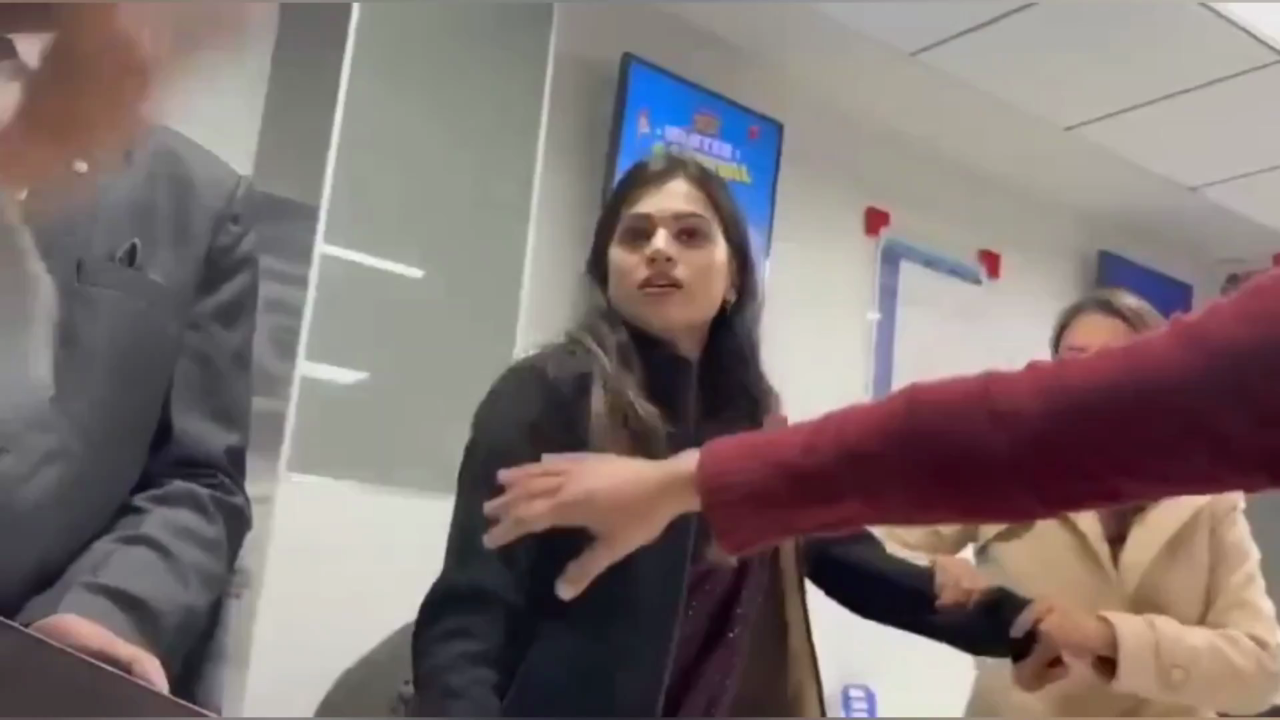 कानपुर में HDFC बैंक कर्मचारी आस्था सिंह का विवादित बयान वायरल: ग्राहक से बहस के दौरान “ठाकुर हूं, बकचोदी मत करना” कहने का आरोप, सत्ता-समाज और दोहरे मापदंडों पर उठे सवाल | #Kanpur #HDFC #BankEmployee #ViralVideo #CustomerRights #CasteRemark #Accountability #SocialDebate #fondpeace