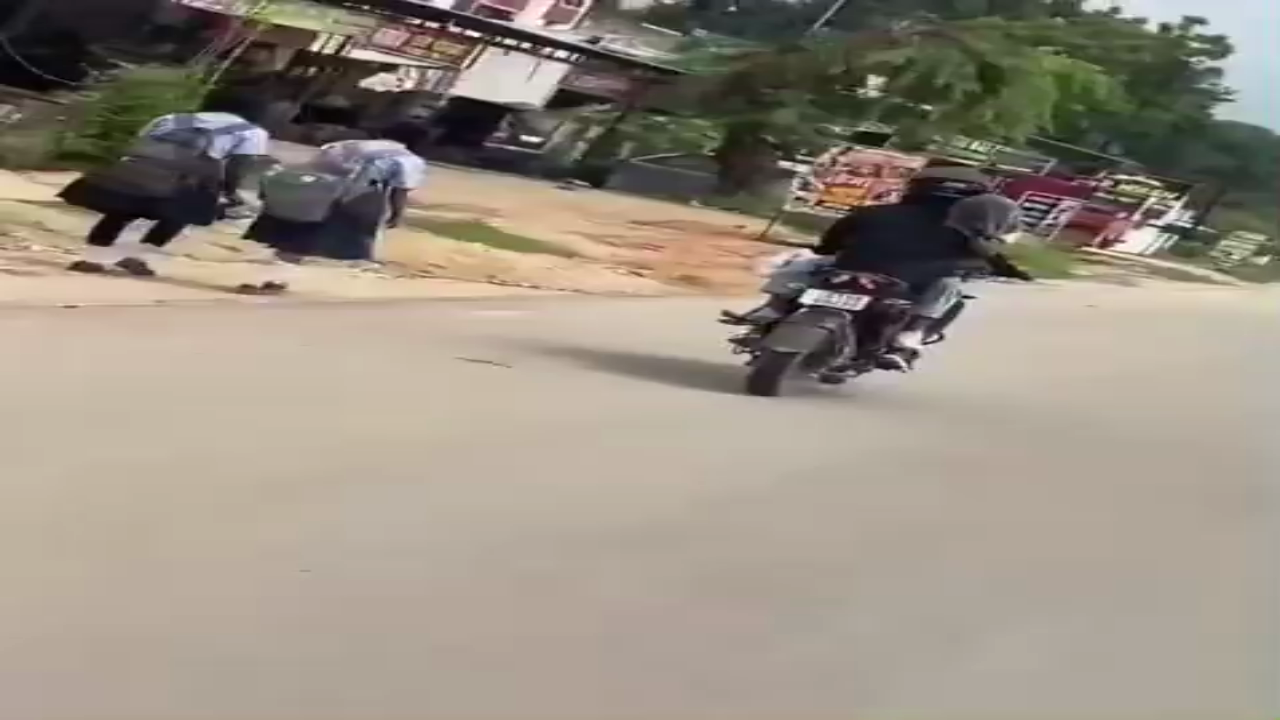 नेशनल हाईवे पर वैलेंटाइन वीक का खुमार: चलती सड़क पर कपल की लापरवाही कैमरे में कैद, रोमांस के नाम पर जान जोखिम में | #NationalHighway #ValentinesWeek #RoadSafety #PublicNegligence #ViralVideo #TrafficRules #fondpeace