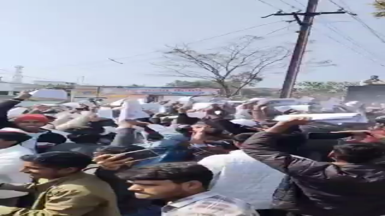 बिहार के आरा में इंटरमीडिएट परीक्षा के बाद जश्न का माहौल: एग्जाम खत्म होते ही डीजे पर नाचते दिखे छात्र, वीडियो सोशल मीडिया पर वायरल | Video Credit: @ChapraZila/X | #Ara #Bihar #IntermediateExam #StudentLife #ExamAftermath #ViralVideo #YouthCulture #fondpeace