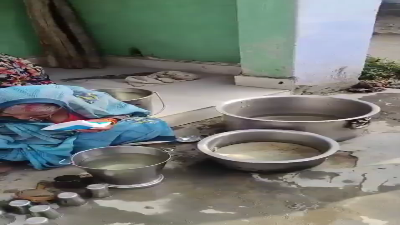 यूपी के स्कूलों में ‘दूध’ पर विवाद: 2 पैकेट दूध में 10 लीटर पानी मिलाने के आरोप से मिड-डे मील की गुणवत्ता पर सवाल, बच्चों के पोषण और जवाबदेही को लेकर राजनीतिक घमासान तेज | उत्तर प्रदेश के महोबा जनपद में एक सरकारी विद्यालय का वीडियो इंटरनेट पर तेजी से वायरल हो रहा है, जहां बच्चों को पोषण आहार के तहत दिए जाने वाले दूध में पानी नहीं मिलाया जा रहा, बल्कि एक बाल्टी पानी में दो पैकेट दूध मिलाकर बच्चों को परोसा जा रहा है।

#UttarPradesh #Mahoba
#MidDayMeal #UttarPradesh #MidDayMeal #SchoolNutrition #PublicAccountability #ChildWelfare #PoliticalDebate #IndiaNews #fondpeace