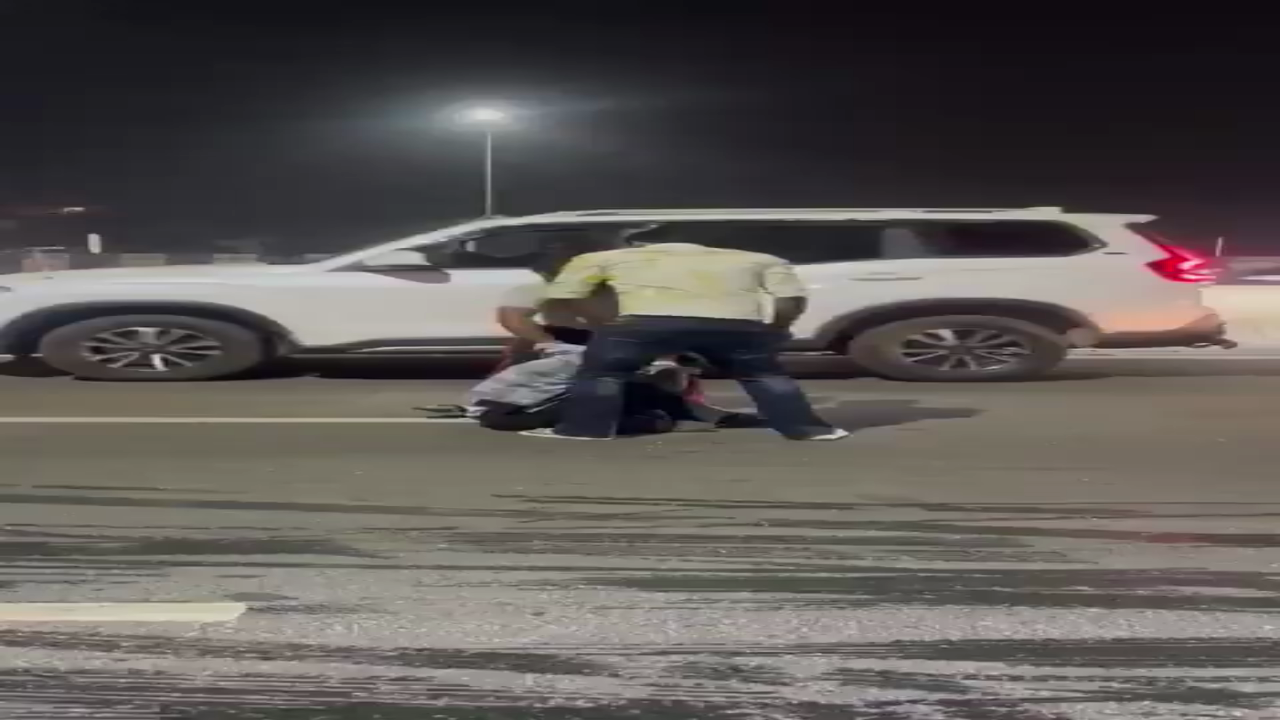 NH-9 गाज़ियाबाद पर मामूली टक्कर के बाद हिंसा: सफेद ब्रेज़ा सवार 4–5 लोगों पर युवक से मारपीट, ₹22,000 नकद और दो तोला सोने की चेन छीनने का आरोप; सड़क सुरक्षा और कानून-व्यवस्था पर सवाल | #Ghaziabad #NH9 #RoadRage #AssaultAllegations #RobberyClaim #LawAndOrder #PublicSafety #fondpeace