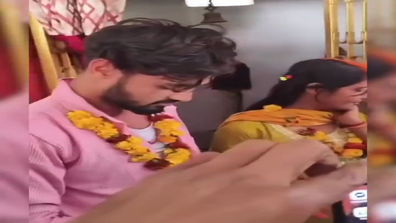 बिहार में वैलेंटाइन डे का अनोखा मोड़: चोरी-छुपे मिल रहे प्रेमी-प्रेमिका को गांव वालों ने पकड़ा, परिवारों की मौजूदगी में करवा दी शादी; प्यार, परंपरा और पंचायत संस्कृति पर नई चर्चा | #Bihar #ValentinesDay #VillageStory #LoveAndMarriage #DesiDrama #ViralNews #IndiaNews #fondpeace