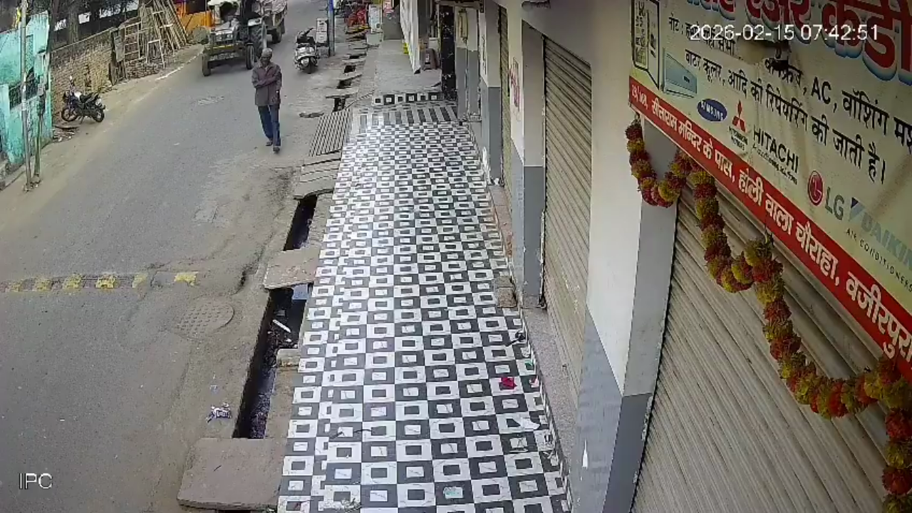 आगरा में सड़क धंसी, ट्रैक्टर-ट्रॉली का पहिया गड्ढे में धंसा; झटके से उछलकर ड्राइवर दोनों टायरों के बीच गिरा, निर्माण गुणवत्ता और सड़क सुरक्षा पर सवाल | 📍आगरा, यूपी | Video Credit: @madanmohansoni | #Agra #UttarPradesh #RoadCaveIn #TractorTrolley #RoadSafety #Infrastructure #ViralVideo #fondpeace