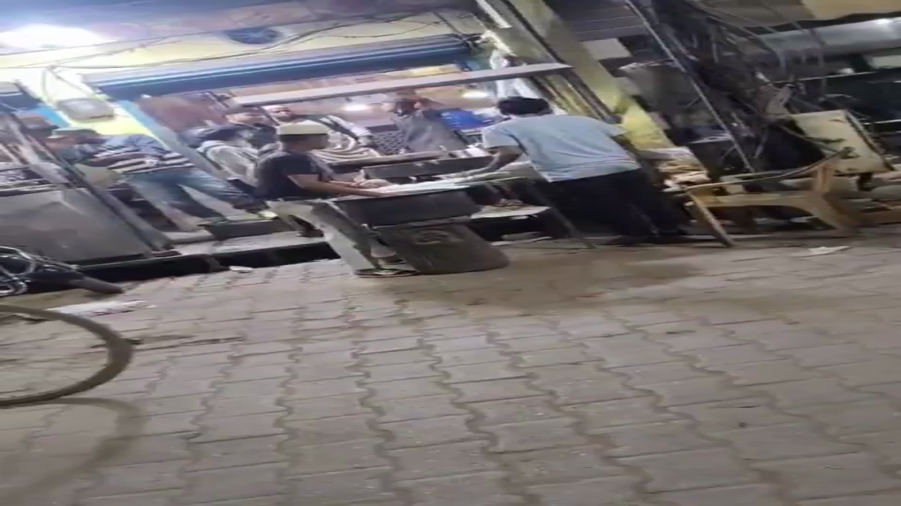 थूक लगाकर बना रहा था रोटियां, कैमरे में कैद हो गया,अलीगढ़ का वीडियो वायरल, होटल भी बंद हो गया

पूरी खबर: https://shorturl.at/uF3js

#Aligarh