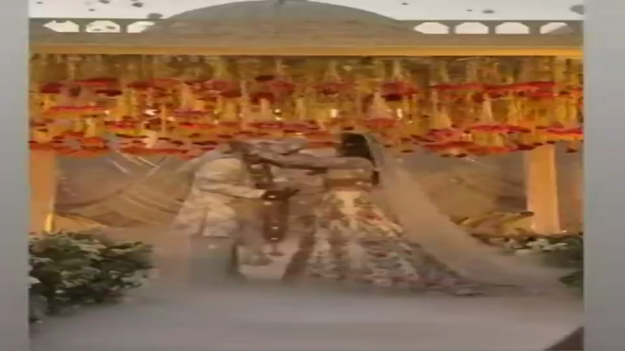 शिखर धवन और सोफी शाइन आज शादी के बंधन में बंध गए। शिखर धवन को उनकी शादी की बहुत-बहुत बधाई।❤️

गब्बर के लिए बहुत खुश हूं, वह सच में इस खुशी के हकदार हैं, और उन्हें यह खुशी फिर से पाते देखना बहुत अच्छा लग रहा है।