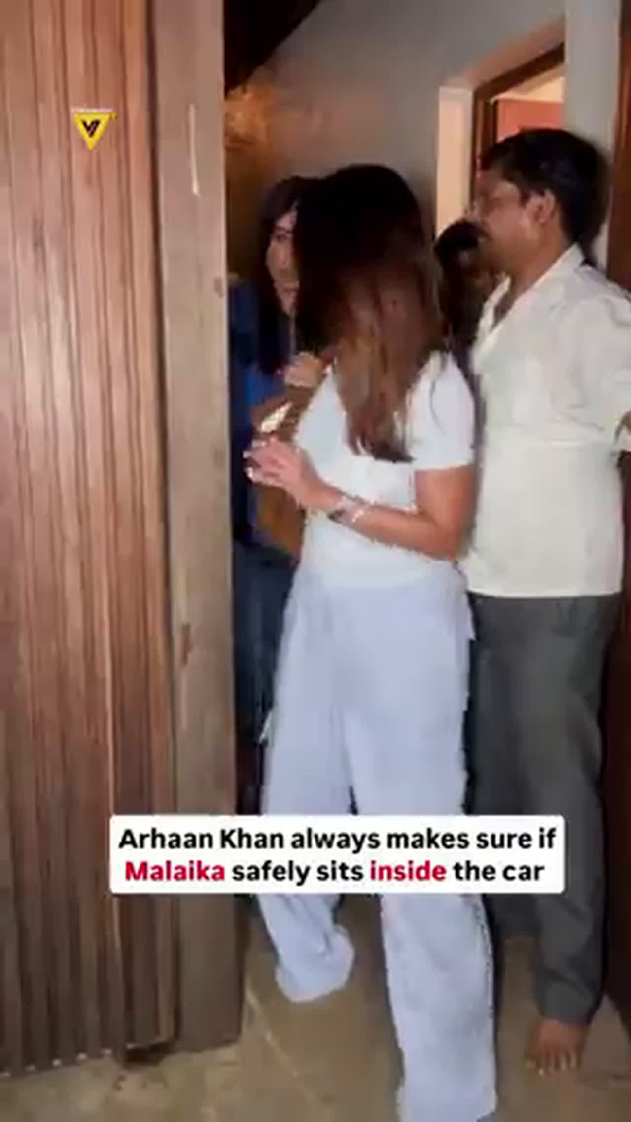 Malaika Arora and Arhaan Spotted with Viral Biryani Team Fans Love the Moment

Malaika Arora and her son Arhaan Khan were recently spotted enjoying a fun outing with a viral biryani team, creating a buzz online.

The duo looked relaxed and happy as they interacted with the popular food creators, whose biryani content has been trending across social media. Their casual appearance and candid moments quickly caught fans’ attention.

The sighting has gone viral, with many loving the unexpected crossover between Bollywood and viral food influencers.

#MalaikaArora #ArhaanKhan #ViralBiryani #Spotted #TrendingNow #EntertainmentNews